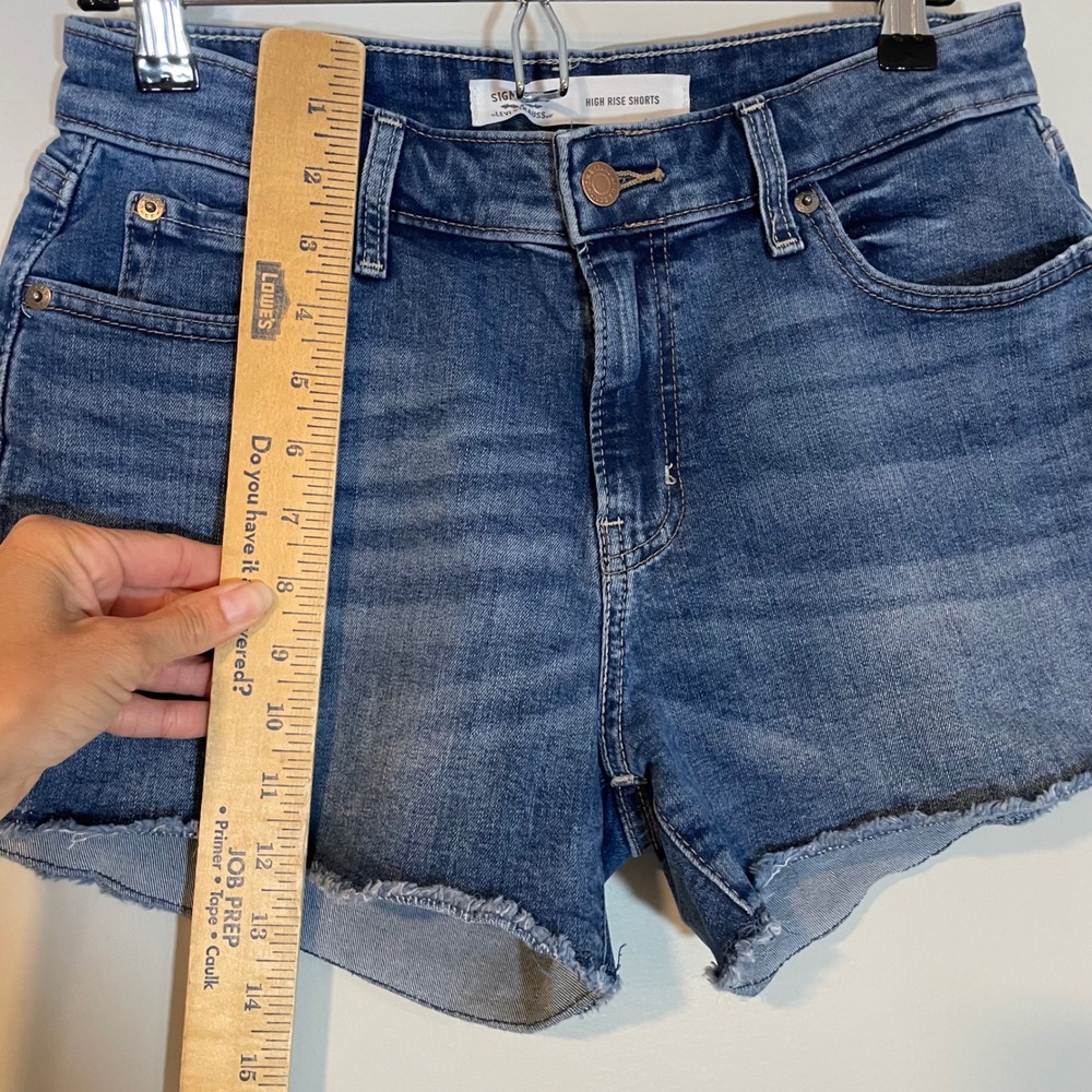 Signature Levi Strauss Women High Rise Denim Shorts Medium Wash Raw Hem 2 W26 - Picture 2 of 8